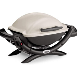 WEBER Gasgrill, Campinggrill Titan<br><br> Bild Weber Gasgrill Q1000 für Camping, Garten, Terrassen, kleine Balkone. Vatertag, Männertag, Grillparty, Gartenparty
